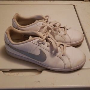 Nike court royal sz 9 womens